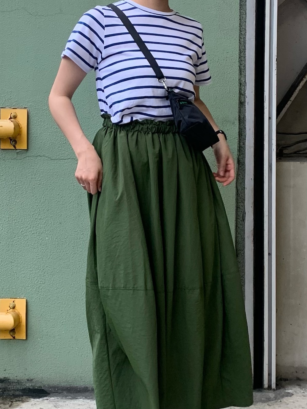 ブルー系のワンピースを着用したレディースの春コーディネートの3枚目の写真