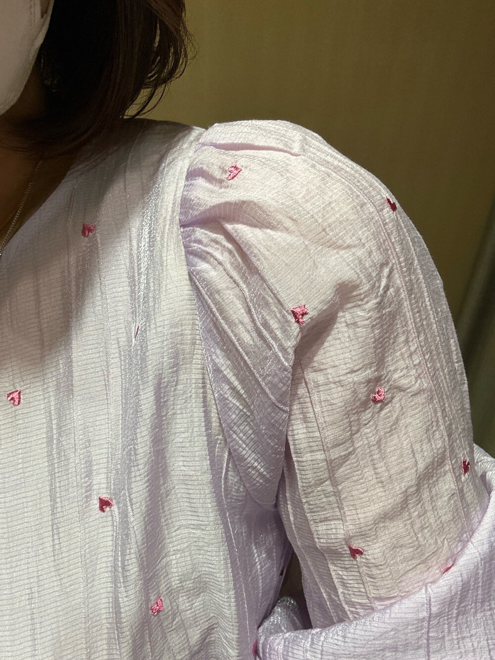 パープル系のシャツ/ブラウス、ブルー系のカーディガン/ボレロ、ブラック系のボストンバッグを着用したレディースの春コーディネートの7枚目の写真