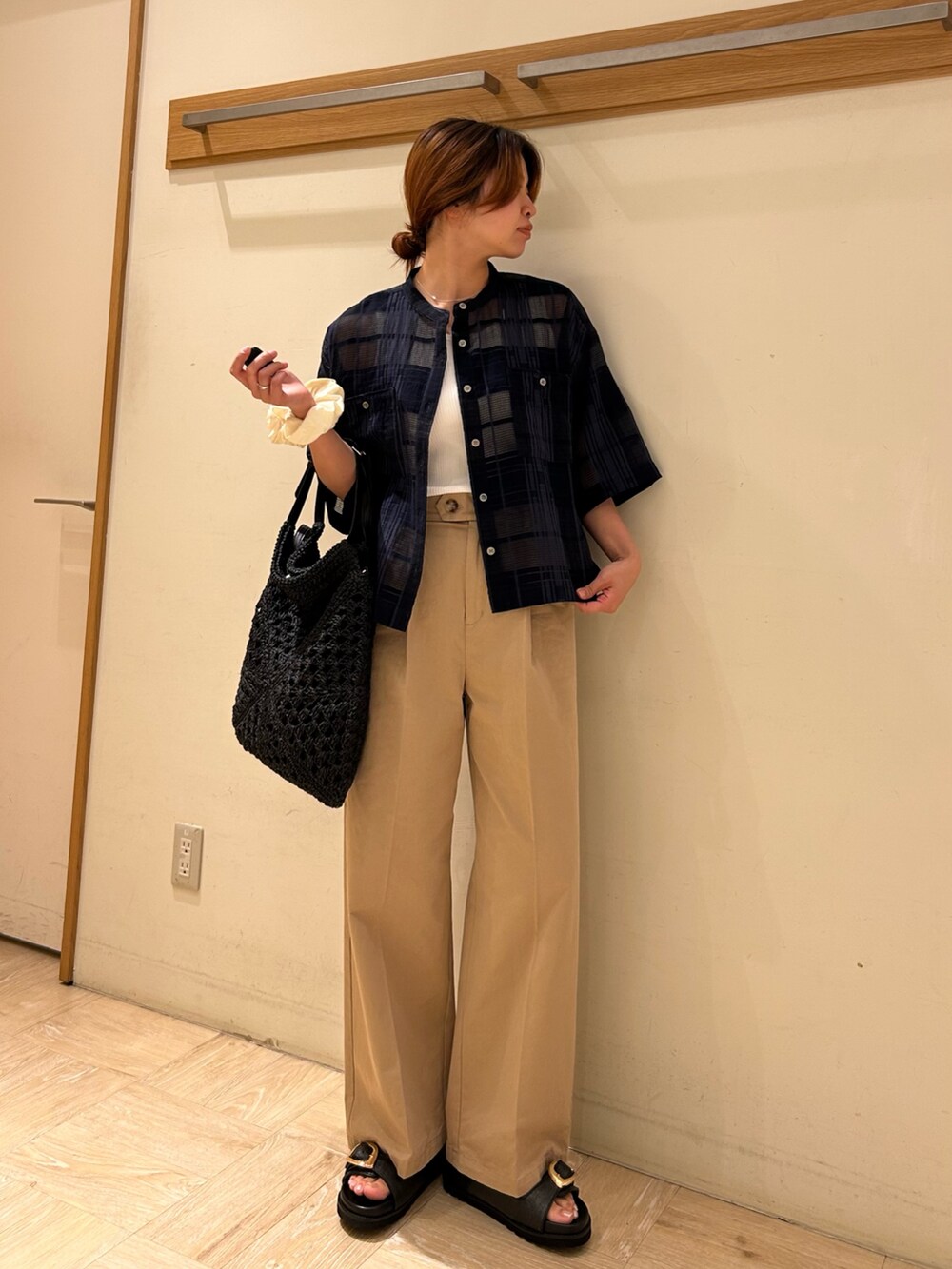 ブルー系のシャツ/ブラウス、ホワイト系のTシャツ/カットソー、ベージュ系のチノパンツを着用したレディースの夏コーディネートの6枚目の写真