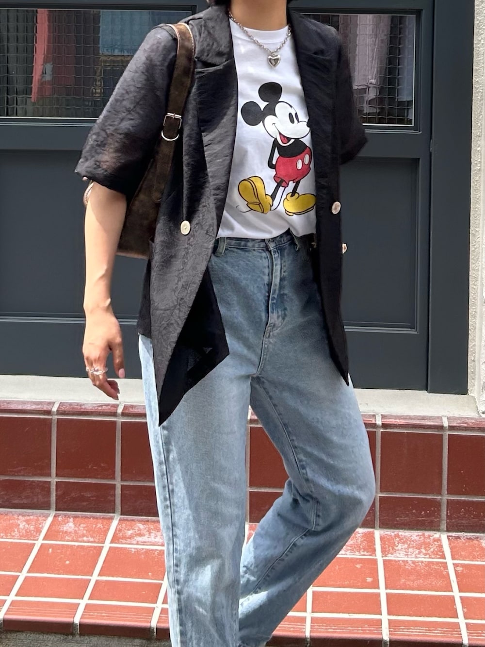 「ミッキーT、ミッキーコーデ、ミッキー、ストレートデニム、デニムコーデ、デニムパンツ、半袖シャツ、シアーシャツ、半袖ジャケット、シアージャケット、ジャケットコーデ、ジャケットスタイル、オフィスカジュアル、夏だ！Tシャツ着よう！、さらっと晴れやかスナップ」｜「fredy emueのストレートデニムパンツ（デニムパンツ、ブルー系）」を使った、そらさん（レディース・160cm）の夏コーディネートの3枚目の写真