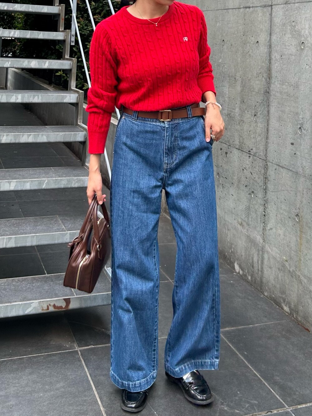 「赤ニット、ニットコーデ、ウールニット、ケーブルニット、赤コーデ、デニムパンツ、デニムコーデ、レザー、秋っぽコーデ更新中、ブラウン、秋冬、シンプルスタイル、秋カラー、ガーリー、大人カジュアル」｜「fredy emueのレザースクエアボストンバック（ハンドバッグ、ブラウン系）」を使った、そらさん（レディース・160cm）の秋コーディネートの3枚目の写真