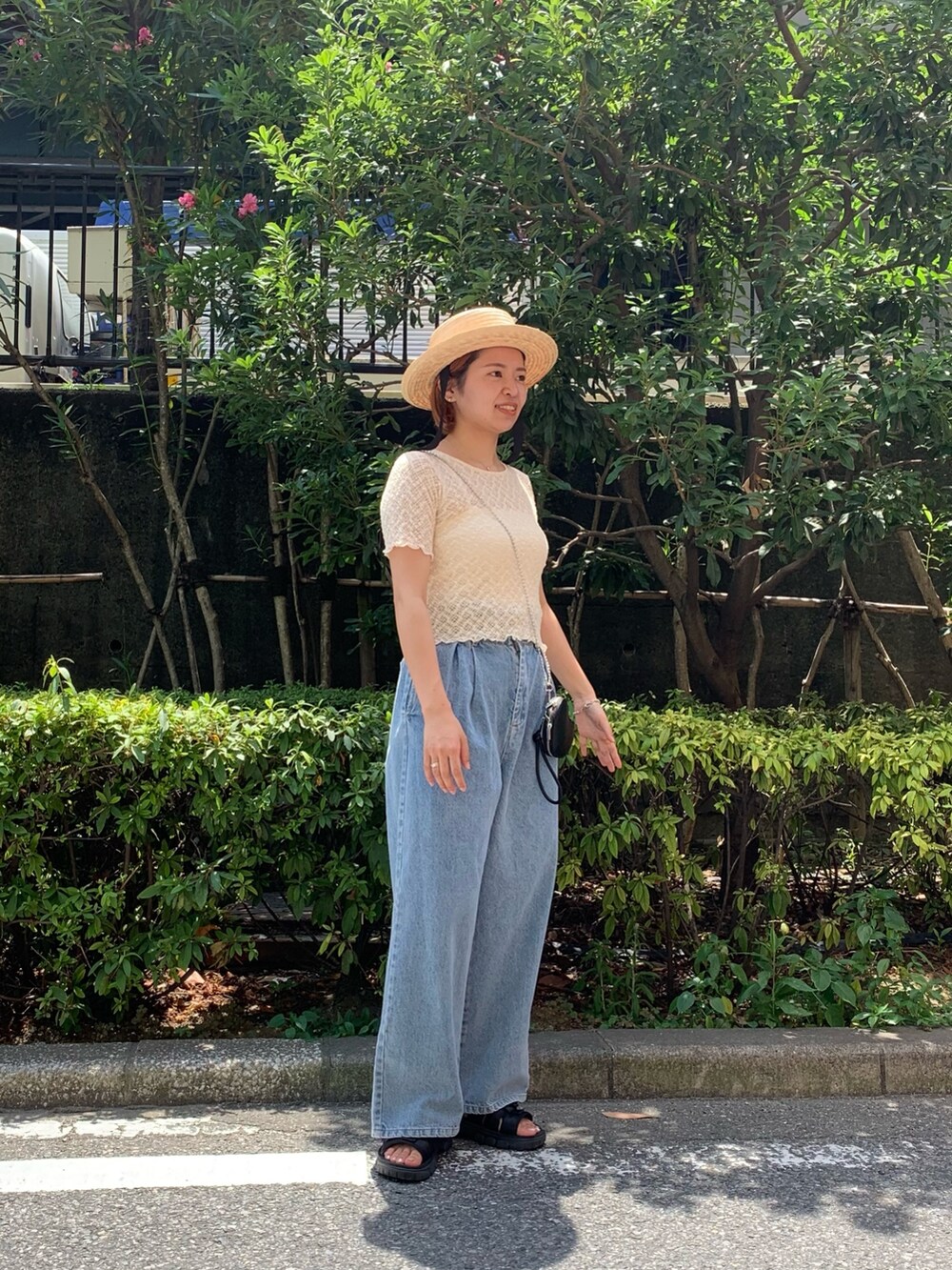 ホワイト系のTシャツ/カットソー、ブルー系のデニムパンツ、シルバー系のブレスレットを着用したレディースの夏コーディネートの2枚目の写真