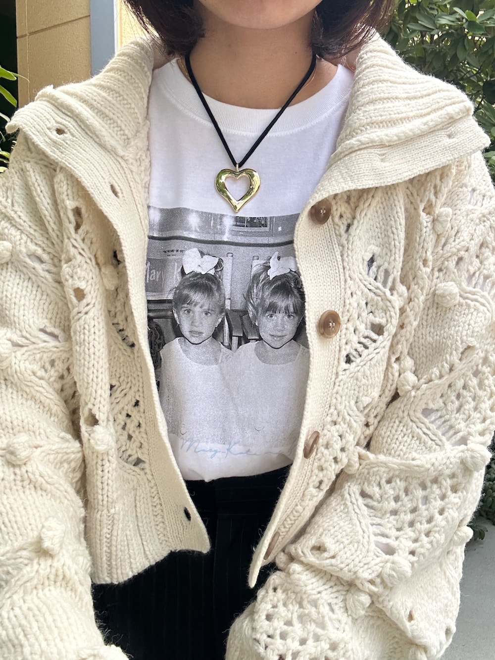 ブルー系のスラックス、ホワイト系のニット/セーター、ホワイト系のTシャツ/カットソーを着用したレディースの秋コーディネートの6枚目の写真