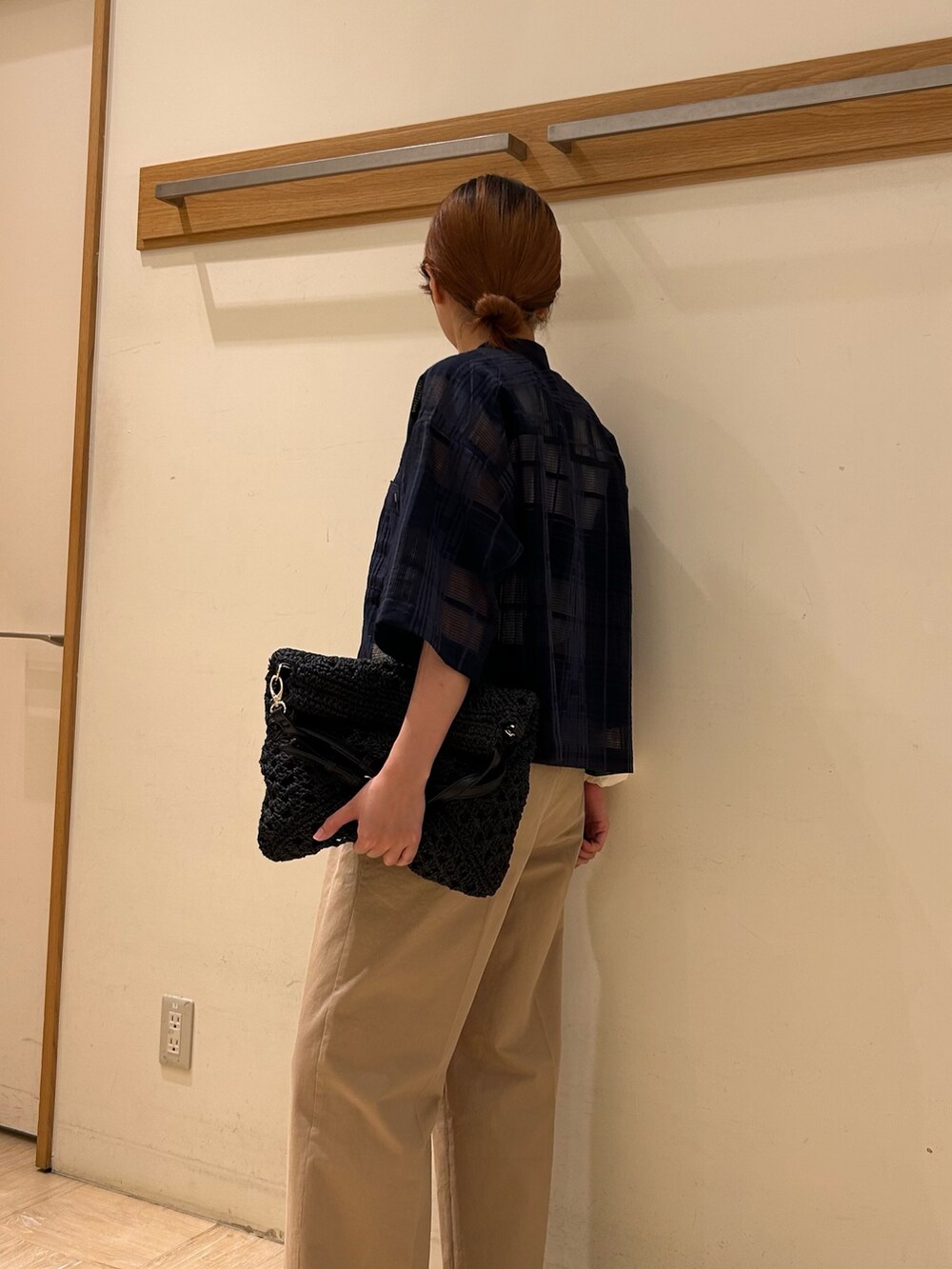 ブルー系のシャツ/ブラウス、ホワイト系のTシャツ/カットソー、ベージュ系のチノパンツを着用したレディースの夏コーディネートの2枚目の写真