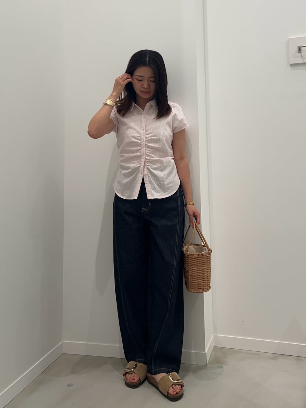 ピンク系のシャツ/ブラウス、ブルー系のデニムパンツ、ベージュ系のサンダルを着用したレディースの夏コーディネートの2枚目の写真