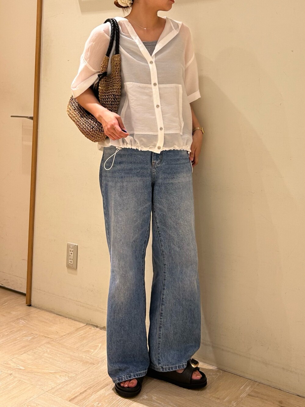 ホワイト系のシャツ/ブラウス、グレー系のタンクトップ、ブルー系のデニムパンツを着用したレディースの夏コーディネートの4枚目の写真