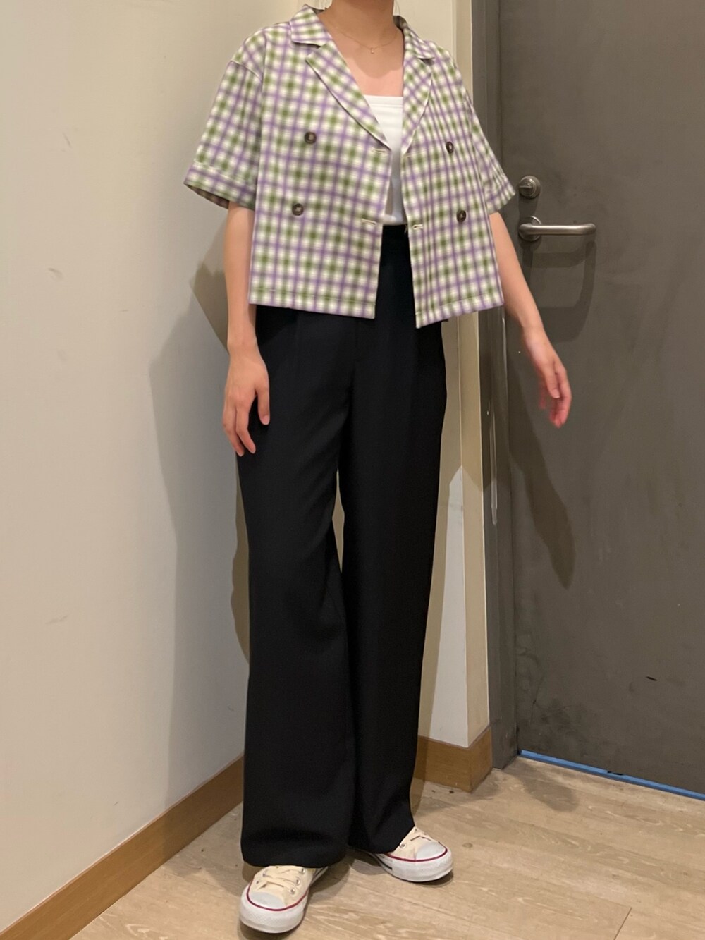 ブラック系のスラックス、パープル系のシャツ/ブラウスを着用したレディースの春コーディネートの2枚目の写真