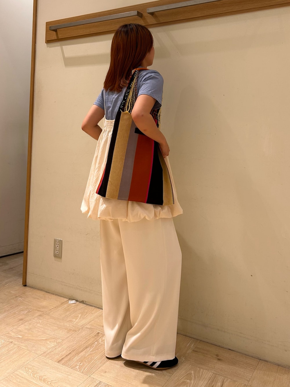 ブルー系のTシャツ/カットソー、ホワイト系のキャミソール、ホワイト系のその他パンツを着用したレディースの春コーディネートの2枚目の写真