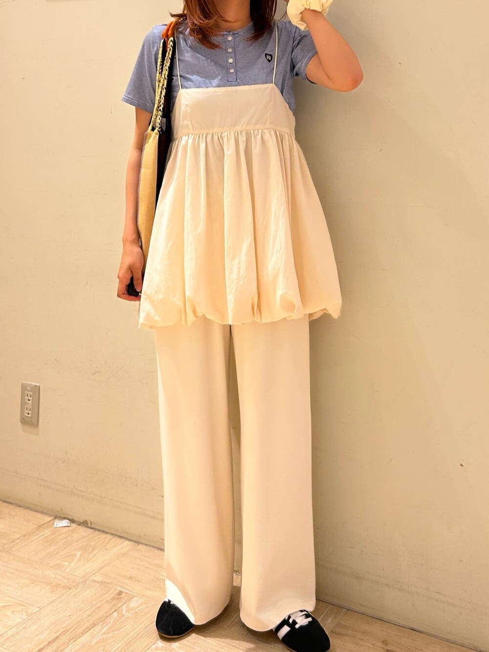 ブルー系のTシャツ/カットソー、ホワイト系のキャミソール、ホワイト系のその他パンツを着用したレディースの春コーディネートの6枚目の写真