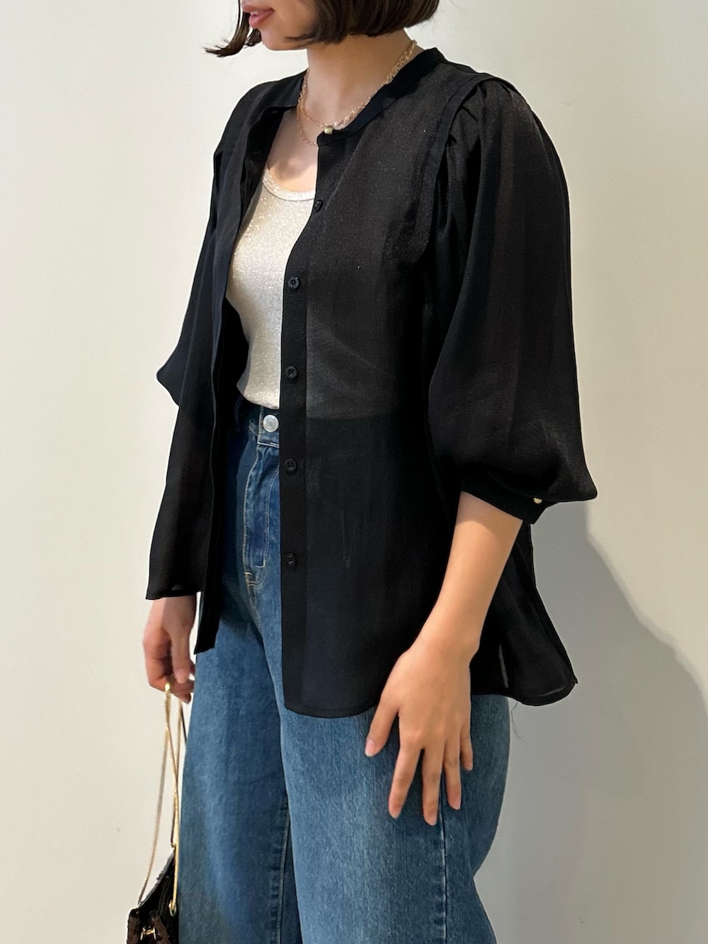「シア―ブラウス、シアートップス、ブラウスコーデ、オフィスカジュアル、デニムコーデ、デニムパンツ、春コーデ、大人カジュアル、ショルダーバッグ、休日スタイル、ブラウス、モノトーン、お出かけコーデ、春夏コーデ、春服みてみて」｜「fredy emueのシアー前開きギャザースリーブブラウス（シャツ/ブラウス、ブラック系）」を使った、そらさん（レディース・160cm）の春コーディネートの3枚目の写真