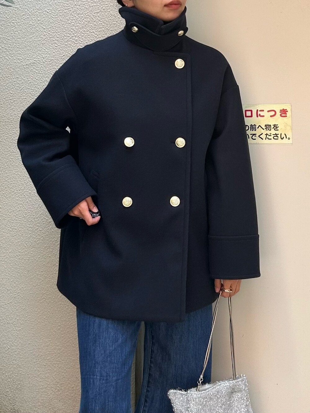 「冬コーデ、ピーコート、Pコート、ウールコート、オレンジニット、カラーニット、カシミヤニット、カシミヤ、ワイドデニム、デニムパンツ、ラメバッグ、きれいめコーデ、冬アウター、クリスマスに着たい服、デニム」｜「fredy emueのウール混ミドル丈Pコート（ピーコート、ブルー系）」を使った、そらさん（レディース・160cm）の冬コーディネートの7枚目の写真