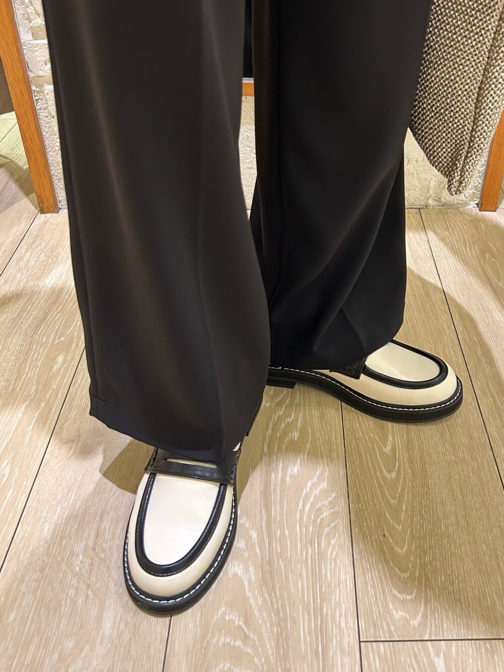 ブラック系のスラックス、シルバー系のトートバッグ、ブルー系のシャツ/ブラウスを着用したレディースの春コーディネートの6枚目の写真