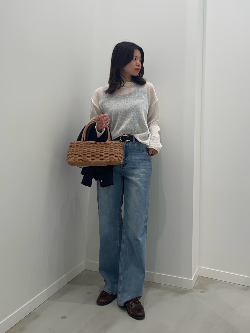 ホワイト系のニット/セーター、ブルー系のデニムパンツ、ブルー系のシャツ/ブラウスを着用したレディースの春コーディネートの3枚目の写真