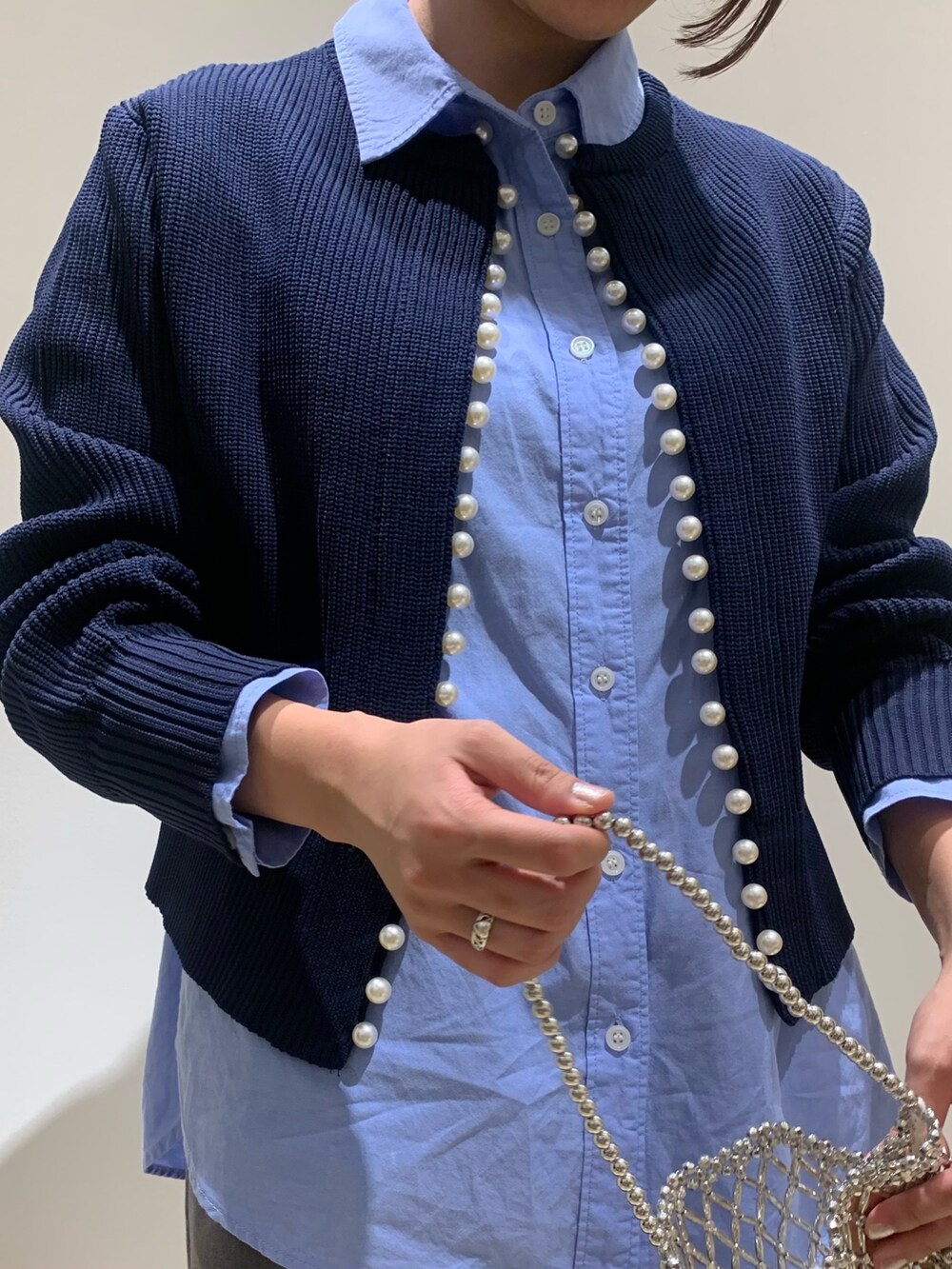 ブルー系のシャツ/ブラウス、グレー系のその他パンツ、ブルー系のカーディガン/ボレロを着用したレディースの秋コーディネートの3枚目の写真