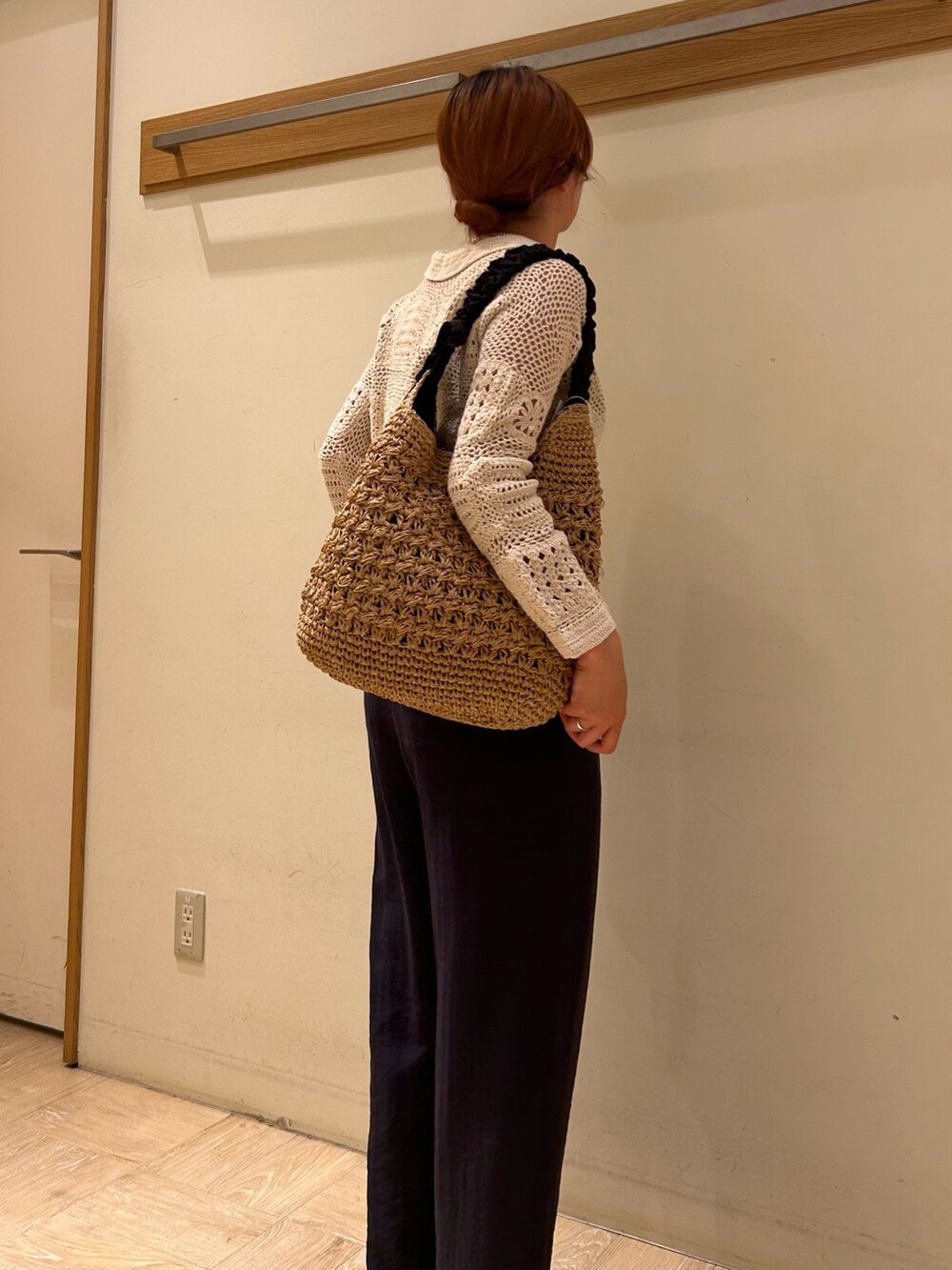 ブルー系のその他パンツ、ブラック系のサンダル、ホワイト系のタンクトップを着用したレディースの春コーディネートの3枚目の写真