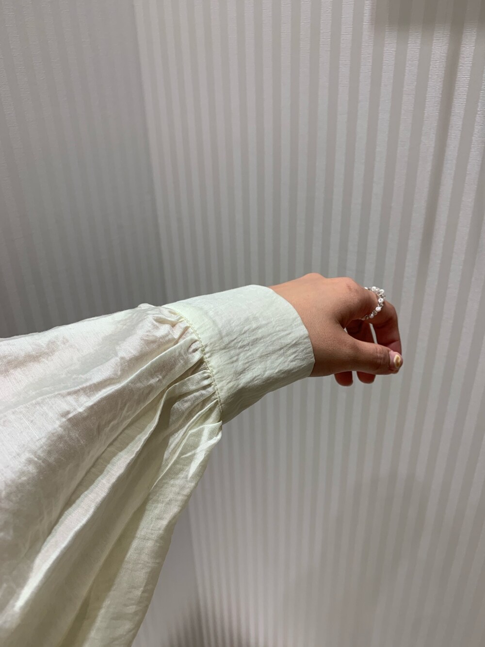 ホワイト系のシャツ/ブラウス、ブラック系のトートバッグ、ホワイト系のサンダルを着用したレディースの春コーディネートの4枚目の写真