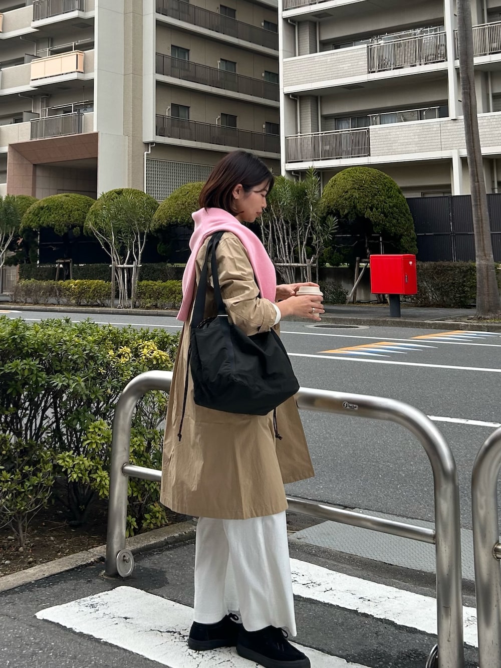 「春のおしゃ見えテクニック、春アウター、ニット、カラーパンツ、ボーダー、春コーデ、トートバッグ、春服みてみて、24SS春の新作、レイヤードスタイル、春服コーデ、ステンカラーコート、ホワイトパンツ、フレンチカジュアル、春コート」｜「GEVACOの【GEVACO/ゲバコ】ウェザーステンカラーコート（ステンカラーコート、ベージュ系）」を使った、そらさん（レディース・160cm）の春コーディネートの4枚目の写真