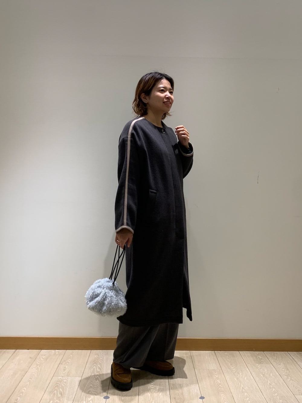 「ファッションを楽しもう、コート、シンプル、休日コーデ、冬アウター、コートコーデ、ストールコーデ、冬コート」｜「fredy emueのストール付きノーカラーコート（ノーカラーコート、グレー系）」を使った、そらさん（レディース・160cm）の秋コーディネートの4枚目の写真