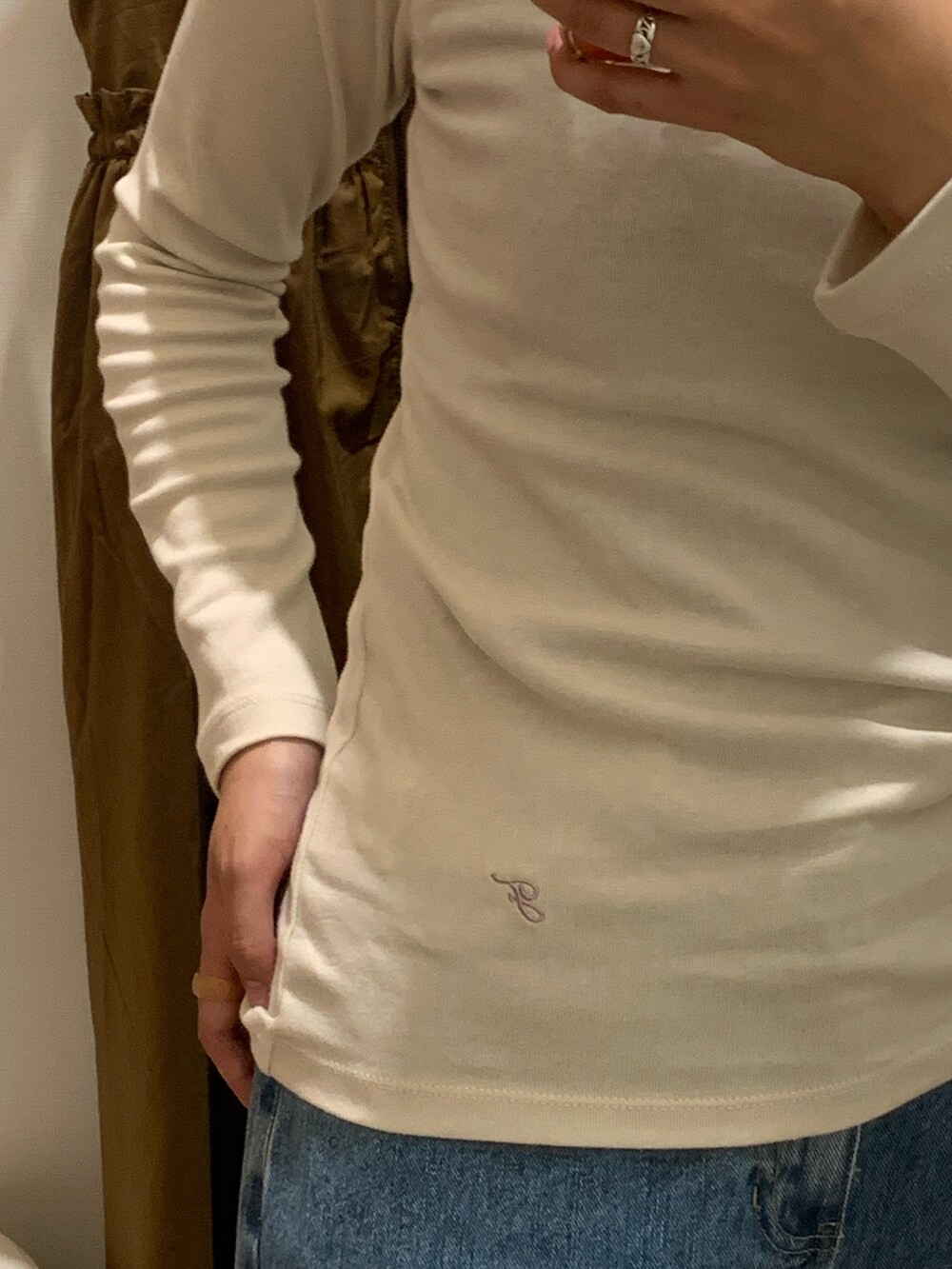 イエロー系のワンピース、ホワイト系のTシャツ/カットソー、ブルー系のデニムパンツを着用したレディースの秋コーディネートの5枚目の写真