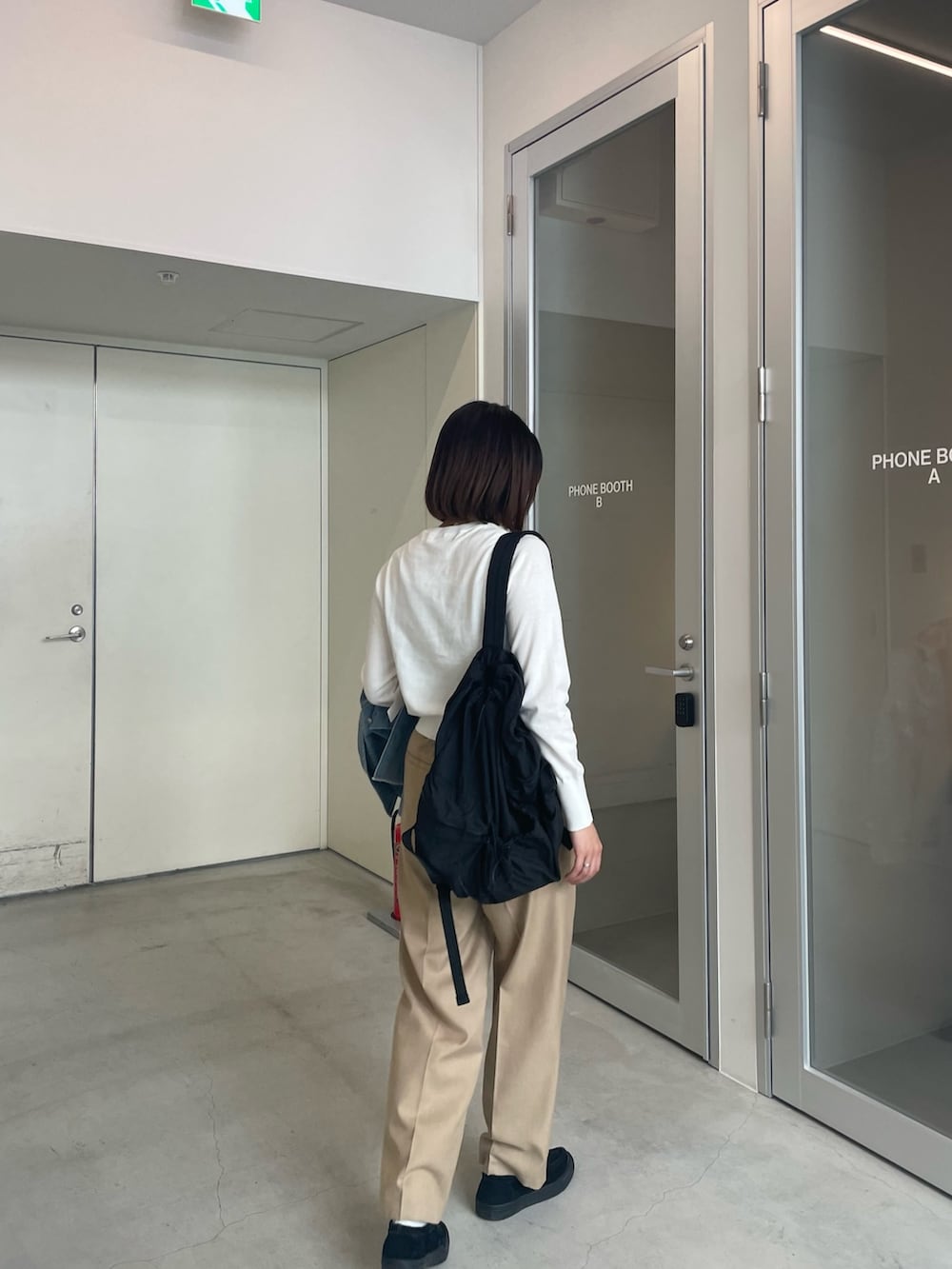 ベージュ系のその他パンツ、ホワイト系のカーディガン/ボレロ、ブルー系のシャツ/ブラウスを着用したレディースの春コーディネートの7枚目の写真