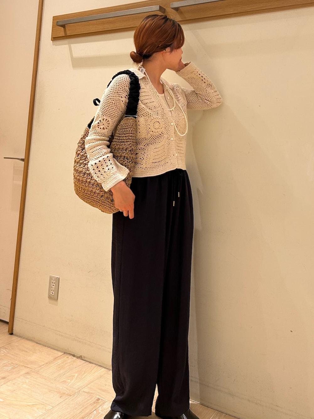 ブルー系のその他パンツ、ブラック系のサンダル、ホワイト系のタンクトップを着用したレディースの春コーディネートの2枚目の写真