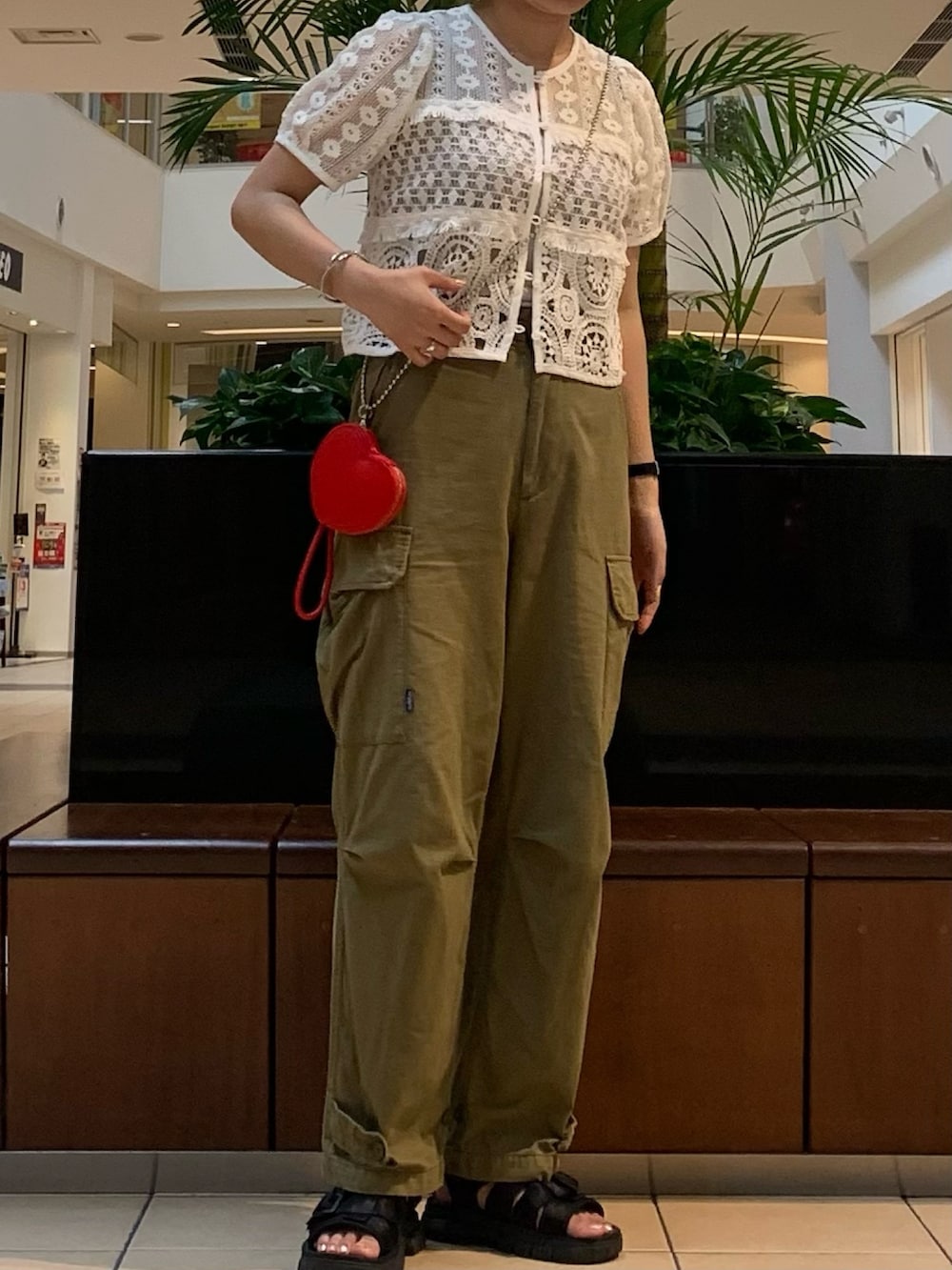 グリーン系のカーゴパンツ、ホワイト系のシャツ/ブラウス、ベージュ系のTシャツ/カットソーを着用したレディースの夏コーディネートの2枚目の写真