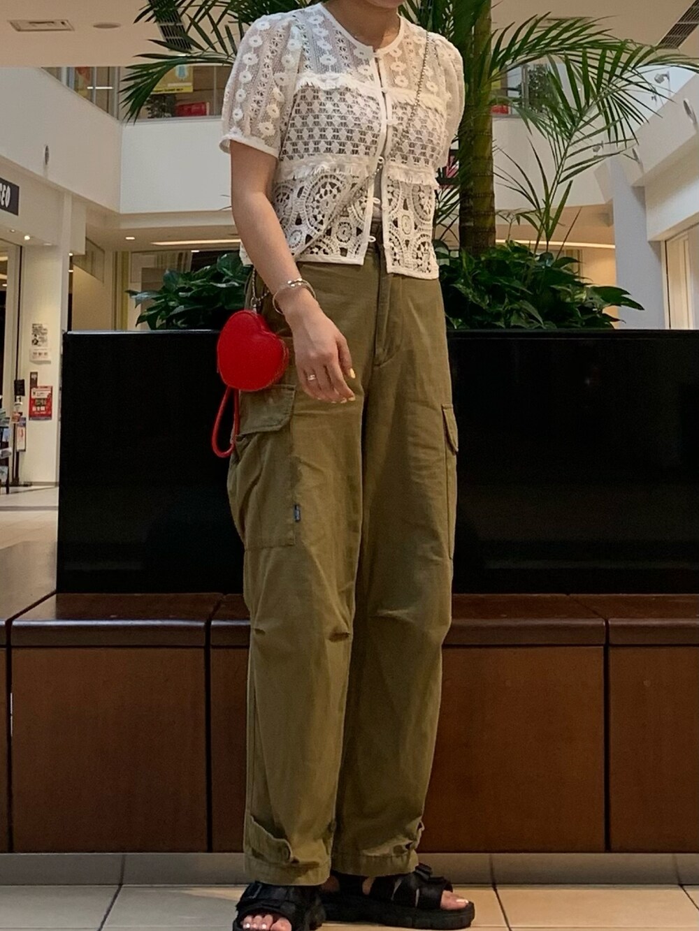 グリーン系のカーゴパンツ、ホワイト系のシャツ/ブラウス、ベージュ系のTシャツ/カットソーを着用したレディースの夏コーディネートの3枚目の写真