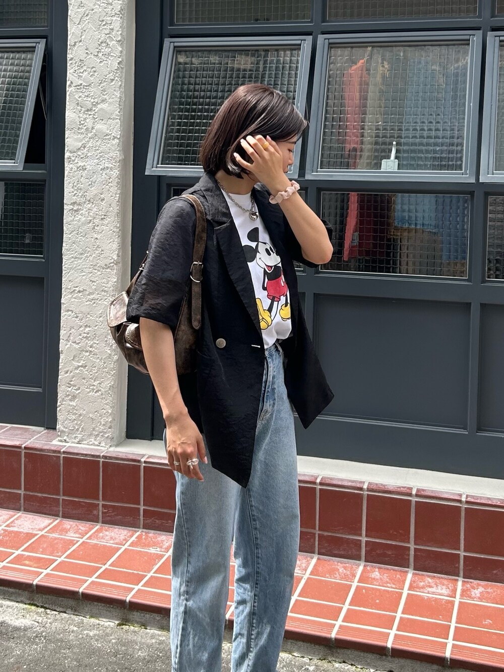 「ミッキーT、ミッキーコーデ、ミッキー、ストレートデニム、デニムコーデ、デニムパンツ、半袖シャツ、シアーシャツ、半袖ジャケット、シアージャケット、ジャケットコーデ、ジャケットスタイル、オフィスカジュアル、夏だ！Tシャツ着よう！、さらっと晴れやかスナップ」｜「fredy emueのストレートデニムパンツ（デニムパンツ、ブルー系）」を使った、そらさん（レディース・160cm）の夏コーディネートの4枚目の写真