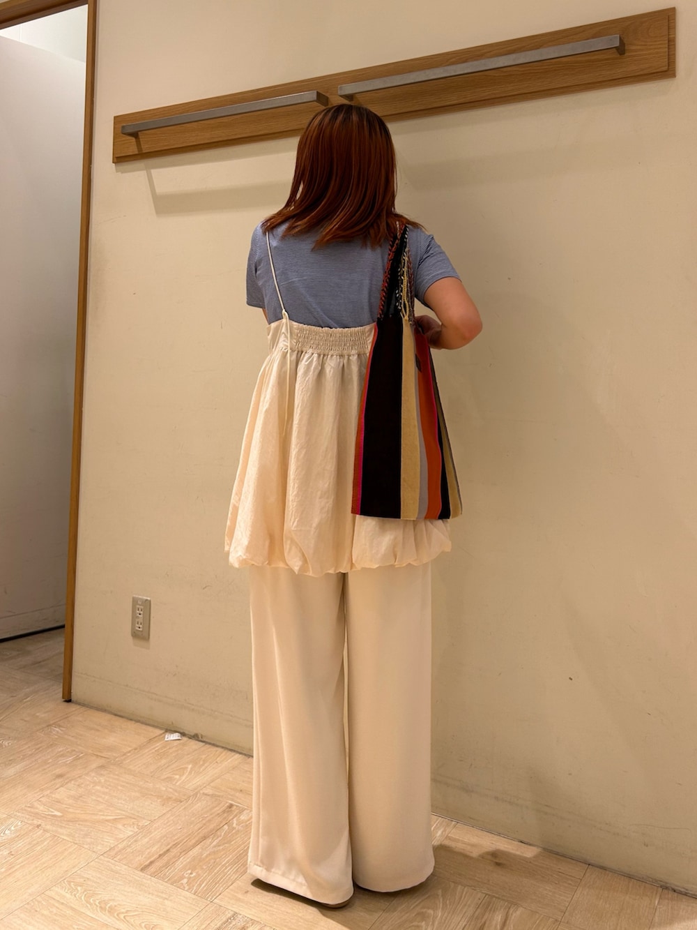 ブルー系のTシャツ/カットソー、ホワイト系のキャミソール、ホワイト系のその他パンツを着用したレディースの春コーディネートの4枚目の写真