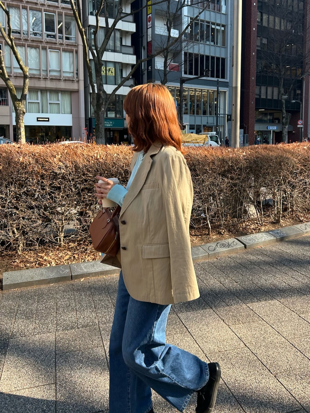 「ジャケット、ジャケットスタイル、ジャケットコーデ、ジャケット/アウター、カーディガンコーデ、カーディガン、シアーカーディガン、シアートップス、ブルーカーディガン、ブルーコーデ、ワントーンコーデ、ワントーンコーディネート、デニムパンツ、デニムパンツスタイル、ボストンバッグ」｜「fredy emueのFR刺繍ベーシックサマーカーディガン（カーディガン/ボレロ、グリーン系）」を使った、そらさん（レディース・160cm）の春コーディネートの7枚目の写真