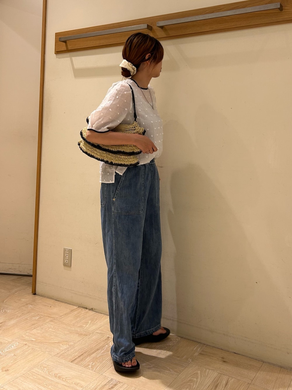 「ブラウス、ブラウス×デニム、ブラウスコーデ、ドットブラウス、デニム、パフスリーブ、シアーブラウス、タンクトップ、ペーパーバッグ、ペーパー、フリルバッグ、ドット、ドット柄」｜「OOFOSの【OOFOS/ウーフォス】OOriginal（サンダル、ブラック系）」を使った、そらさん（レディース・160cm）の夏コーディネートの2枚目の写真