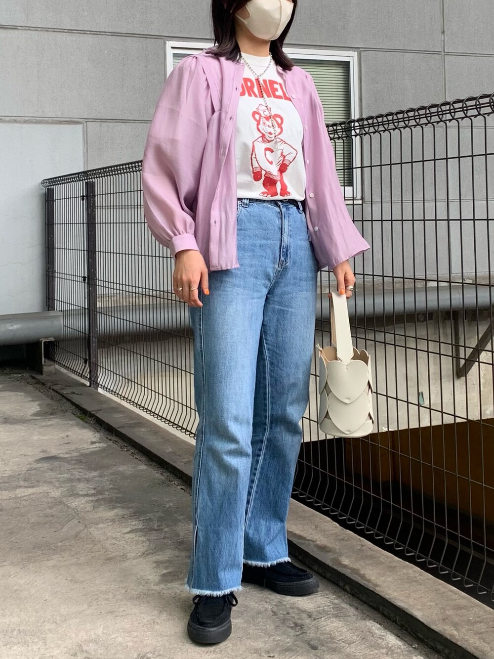 パープル系のシャツ/ブラウス、ホワイト系のTシャツ/カットソー、ホワイト系のトートバッグを着用したレディースの春コーディネートの3枚目の写真