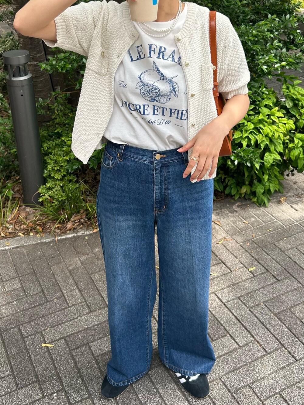ブルー系のデニムパンツ、ホワイト系のカーディガン/ボレロ、ホワイト系のTシャツ/カットソーを着用したレディースの夏コーディネートの7枚目の写真