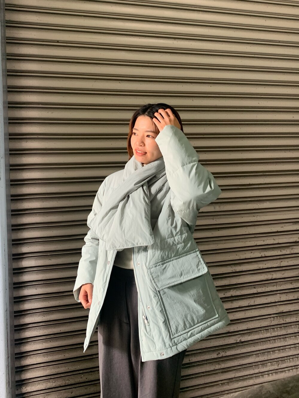 「タートルネック、淡色コーデ、韓国ファッション、冬アウター、ダウンジャケット、大人ガーリー、ミントグリーン、グリーンコーデ、ブルーコーデ、ダウン、中綿ジャケット、スラックスコーデ、カラーダウン、マフラー、マフラーコーデ」｜「fredy emueのマフラー付きノーカラーダウンコート（ダウンジャケット/コート、グリーン系）」を使った、そらさん（レディース・160cm）の冬コーディネートの3枚目の写真
