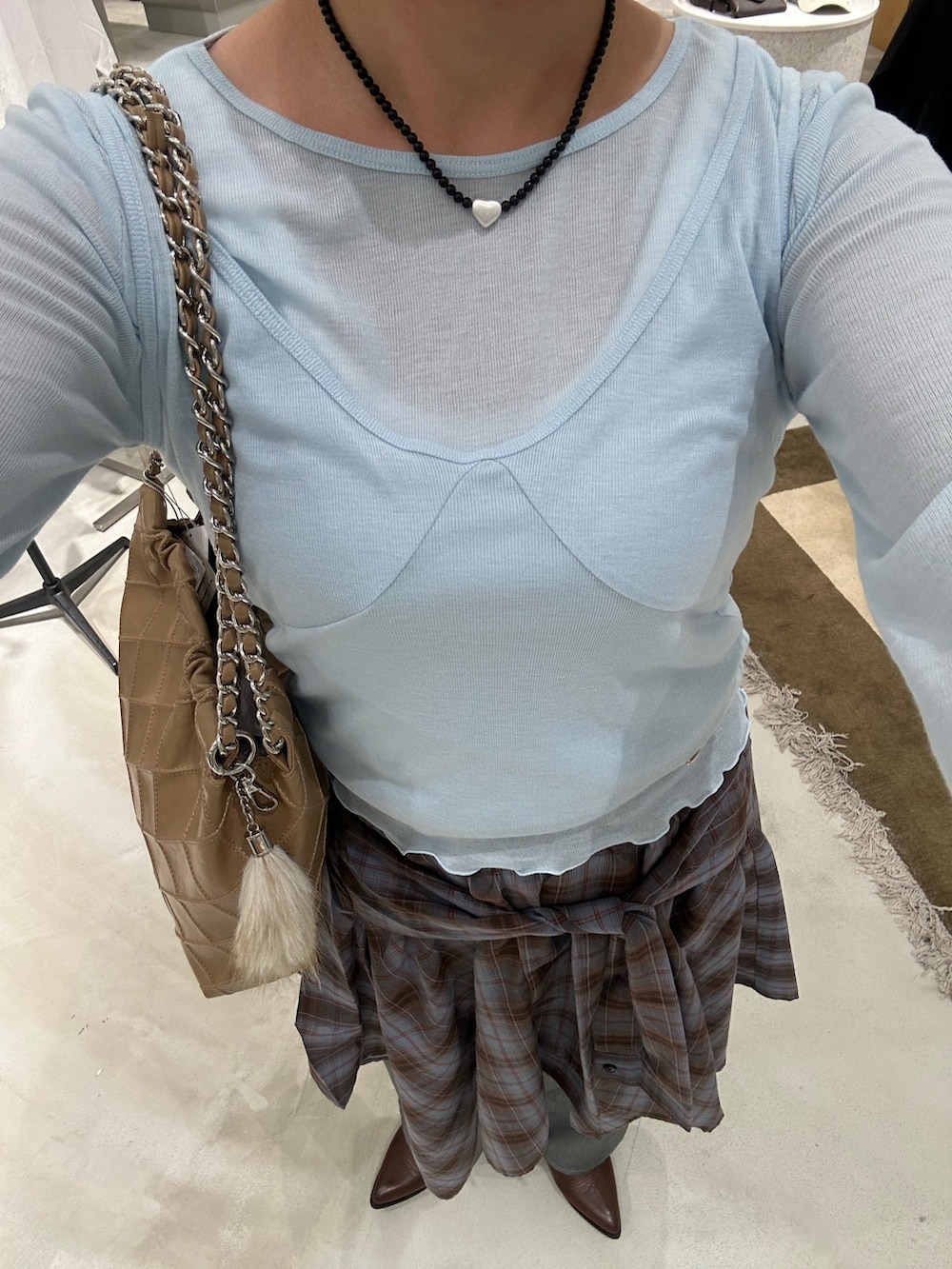 ブルー系のTシャツ/カットソー、イエロー系のテーラードジャケット、ブルー系のスカートを着用したレディースの夏コーディネートの4枚目の写真