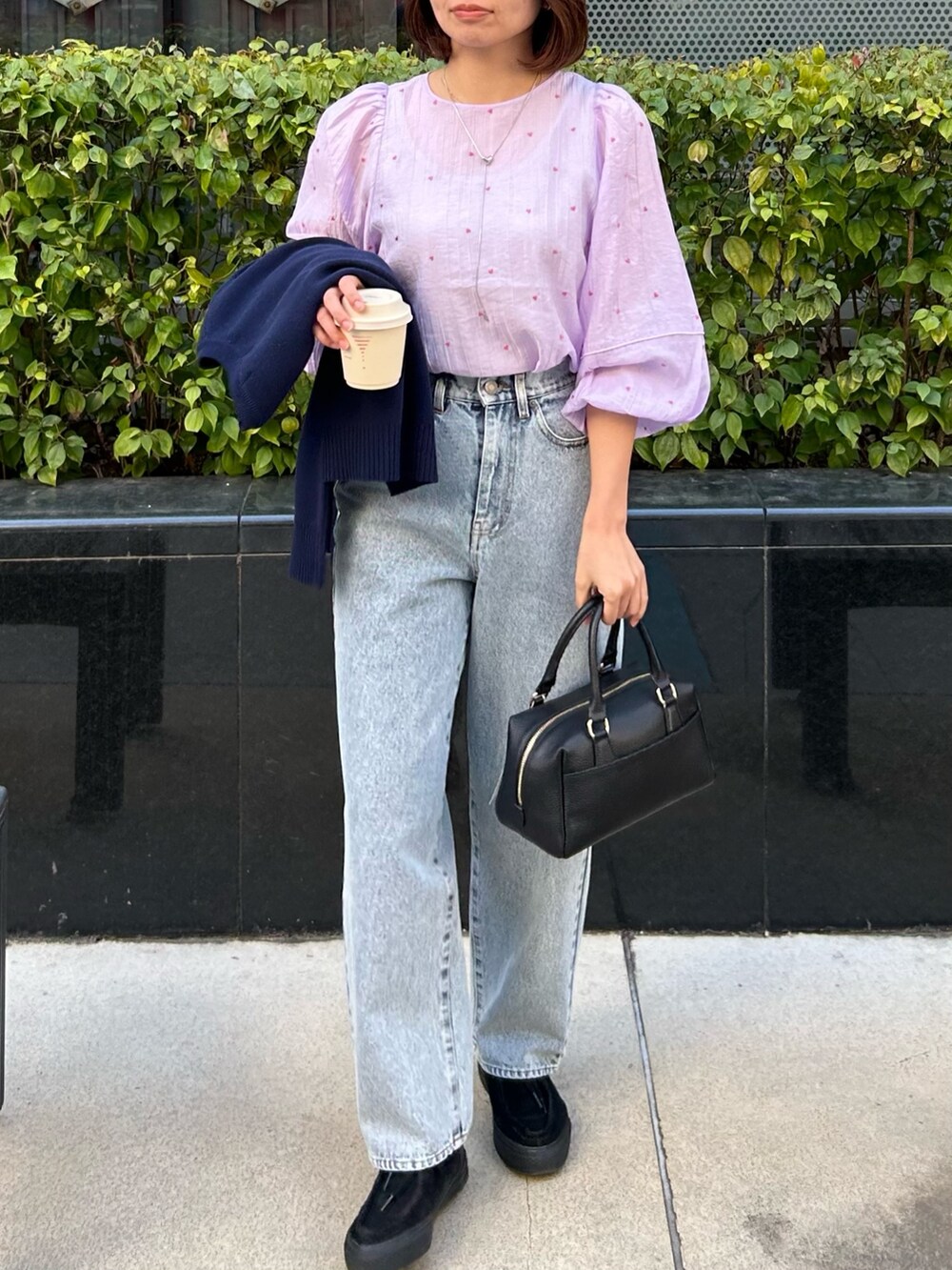 パープル系のシャツ/ブラウス、ブルー系のカーディガン/ボレロ、ブラック系のボストンバッグを着用したレディースの春コーディネートの3枚目の写真