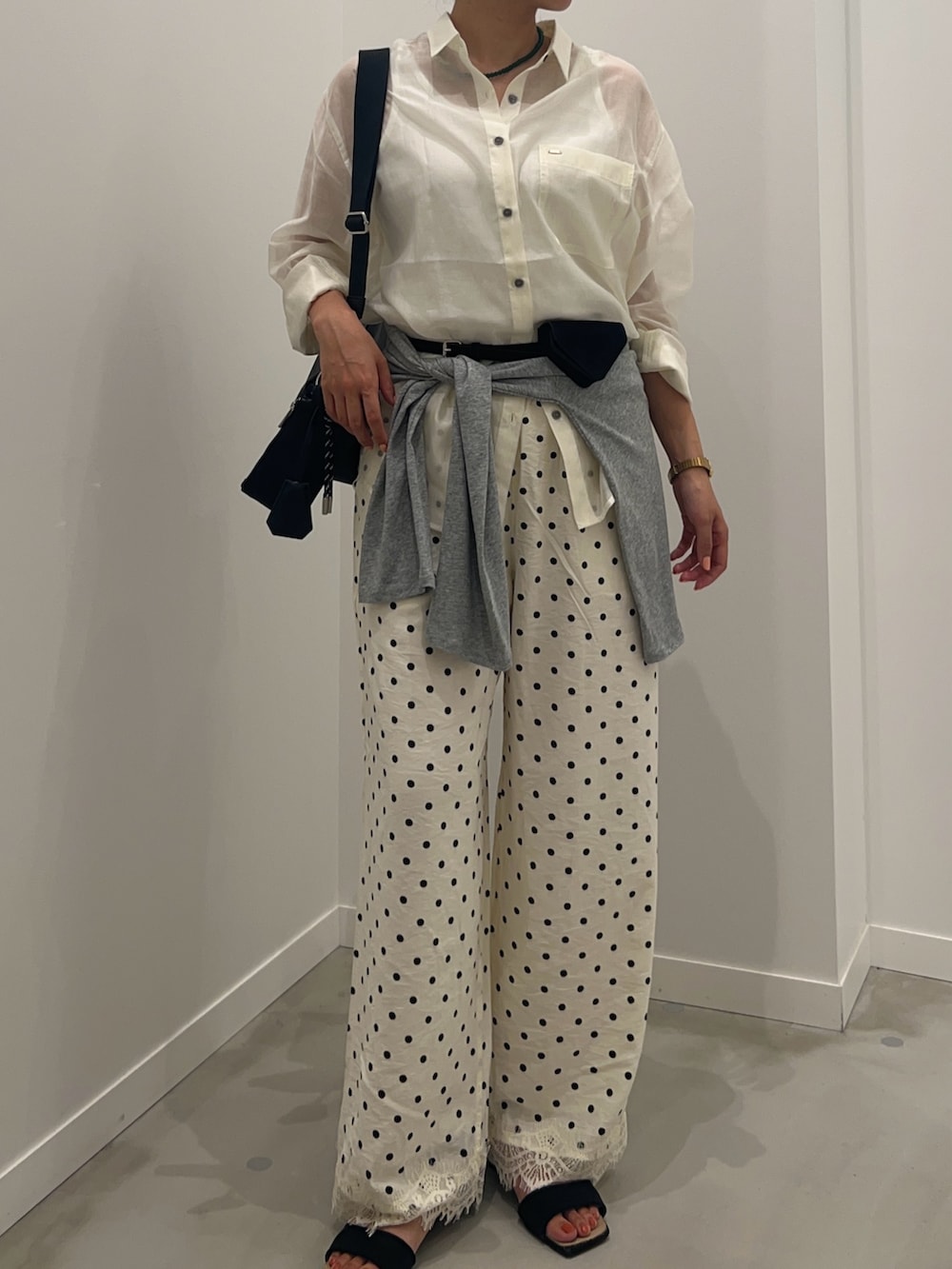 ホワイト系のその他パンツ、グレー系のTシャツ/カットソー、ホワイト系のシャツ/ブラウスを着用したレディースの夏コーディネートの2枚目の写真