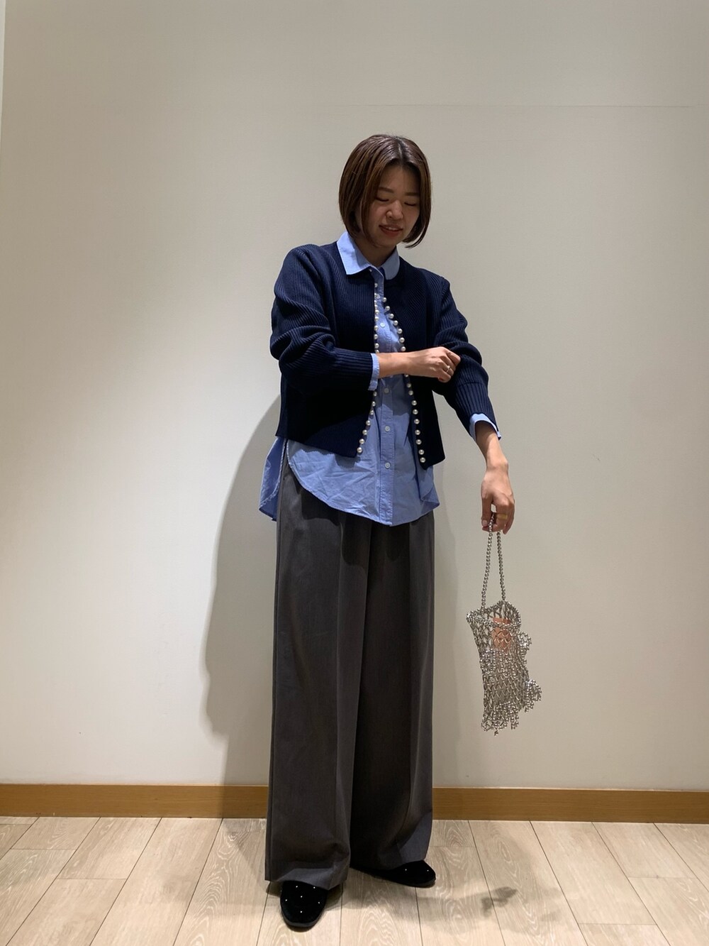 ブルー系のシャツ/ブラウス、グレー系のその他パンツ、ブルー系のカーディガン/ボレロを着用したレディースの秋コーディネートの2枚目の写真