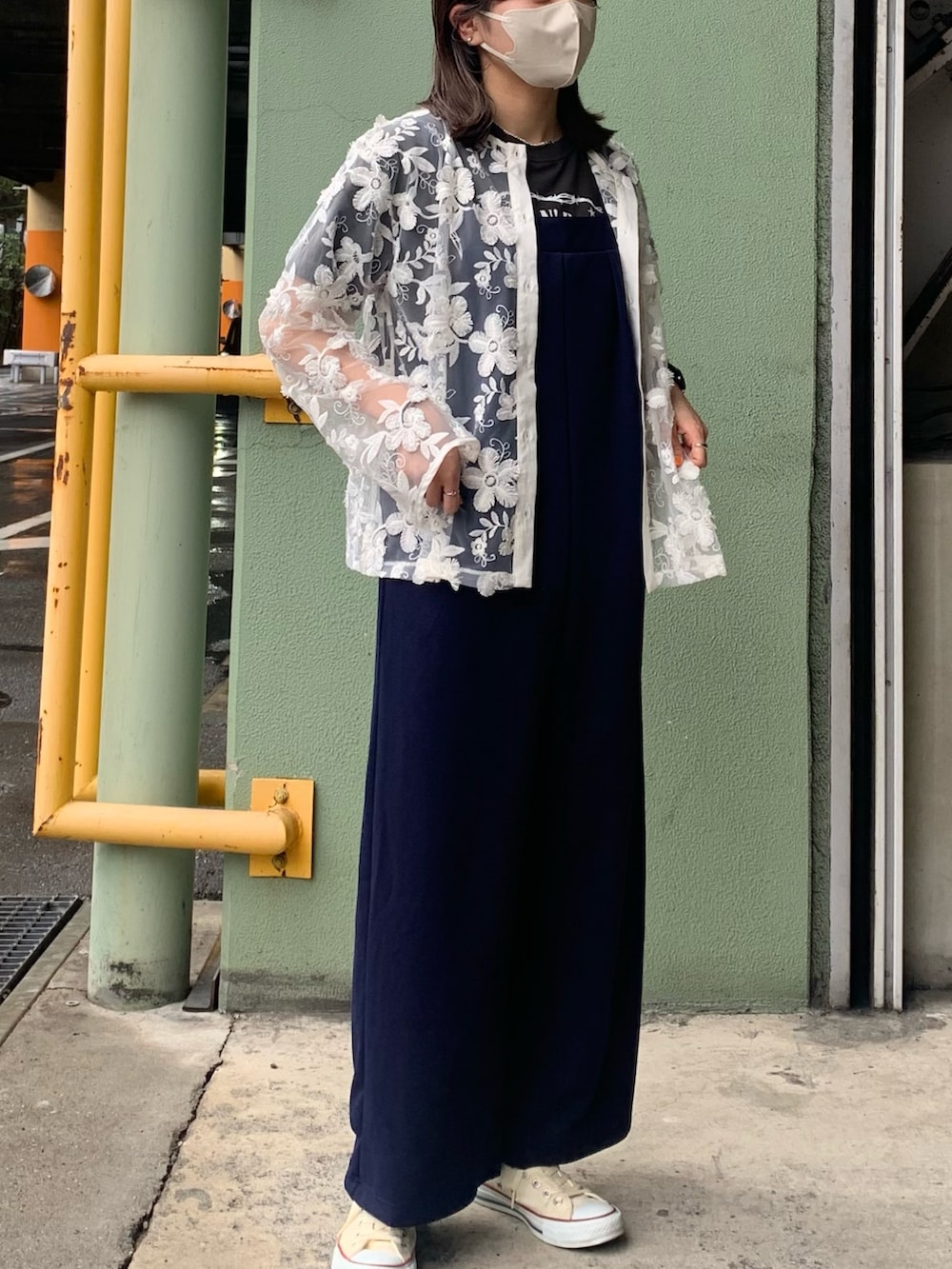 ホワイト系のシャツ/ブラウス、ブルー系のサロペット/オーバーオール、グレー系のTシャツ/カットソーを着用したレディースの春コーディネートの3枚目の写真