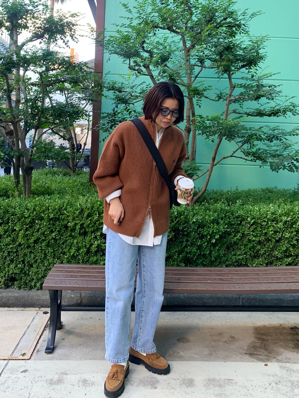 ホワイト系のシャツ/ブラウス、ブラック系のショルダーバッグ、ブルー系のサングラスを着用したレディースの冬コーディネートの3枚目の写真