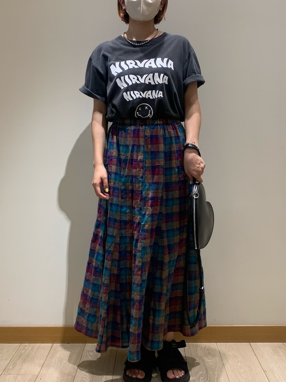 「チェックスカート、フレアスカート、スカートコーデ、夏スカート、夏服、バンドTシャツ、バンドT、カジュアルガーリー、大人カジュアル」｜「GOOD ROCK SPEEDの【GOOD ROCK SPEED/グッドロックスピード】BAND T（Tシャツ/カットソー、グレー系）」を使った、そらさん（レディース・160cm）の夏コーディネートの3枚目の写真