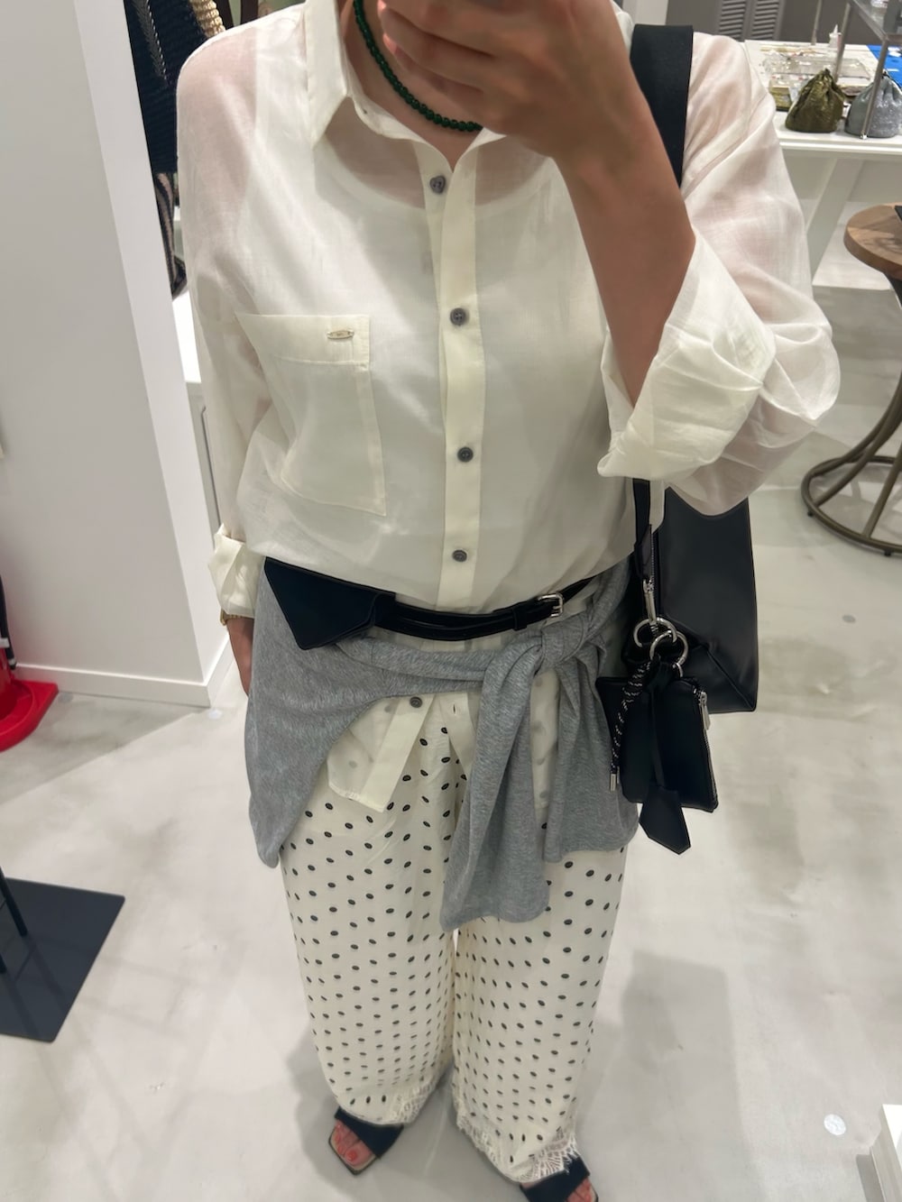ホワイト系のその他パンツ、グレー系のTシャツ/カットソー、ホワイト系のシャツ/ブラウスを着用したレディースの夏コーディネートの3枚目の写真