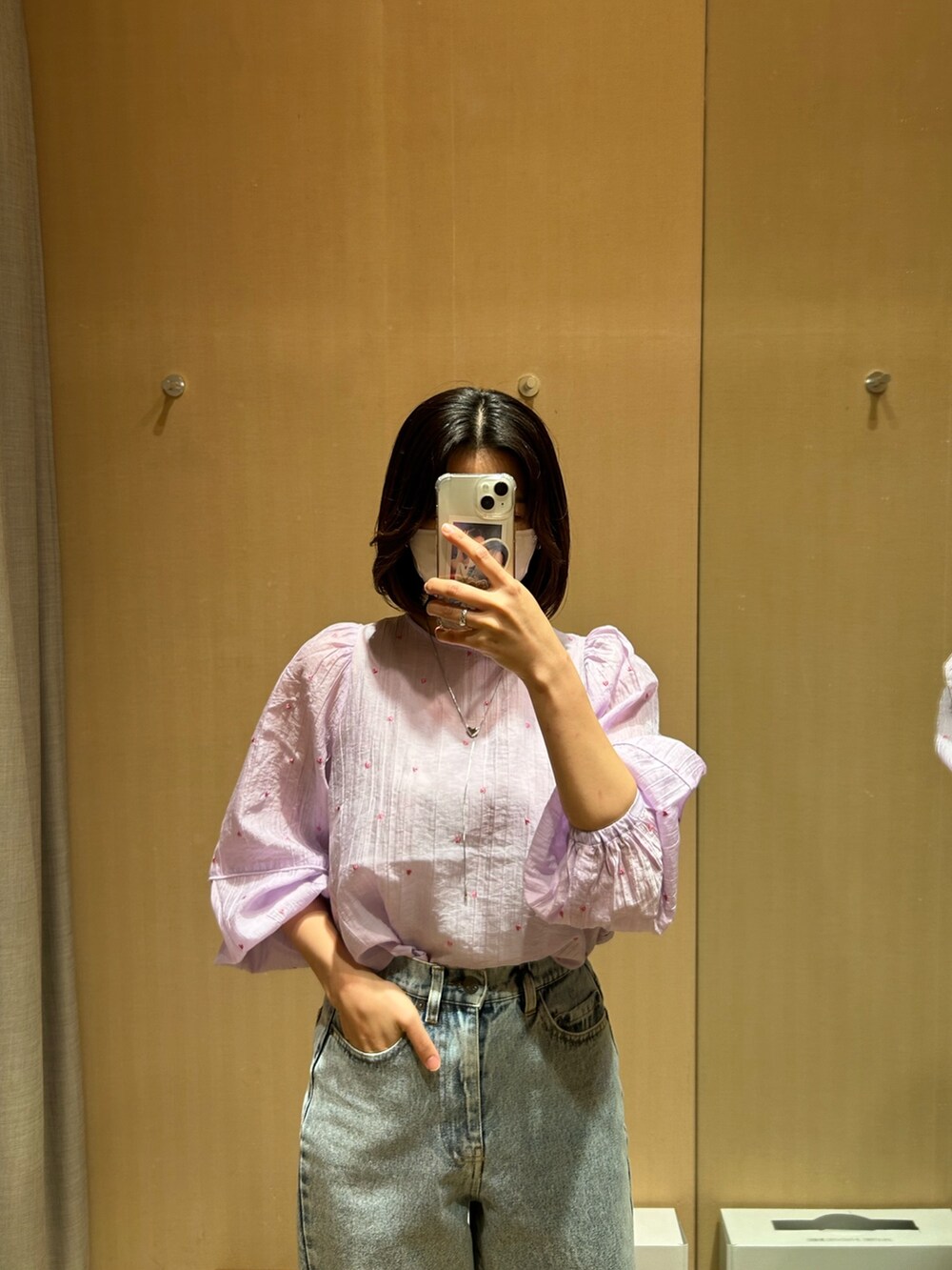 パープル系のシャツ/ブラウス、ブルー系のカーディガン/ボレロ、ブラック系のボストンバッグを着用したレディースの春コーディネートの6枚目の写真