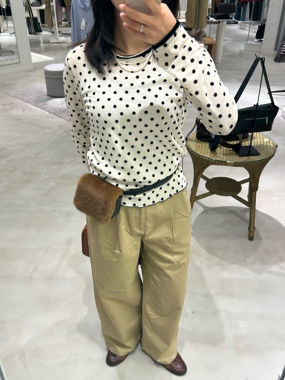 ベージュ系のその他パンツ、ブラウン系のボストンバッグ、ブラウン系のショルダーバッグを着用したレディースの秋コーディネートの4枚目の写真