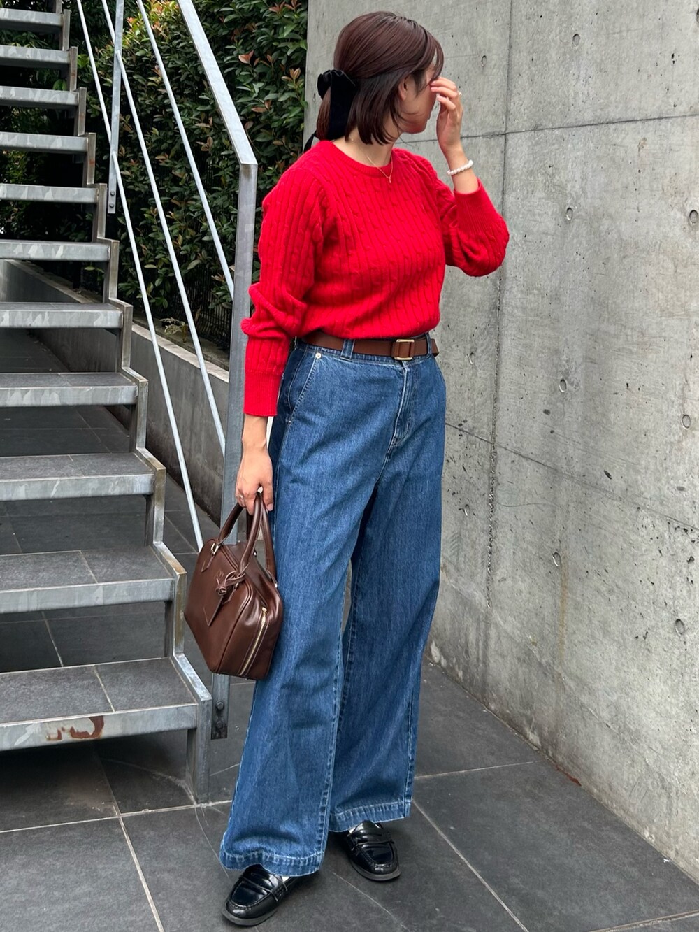 「赤ニット、ニットコーデ、ウールニット、ケーブルニット、赤コーデ、デニムパンツ、デニムコーデ、レザー、秋っぽコーデ更新中、ブラウン、秋冬、シンプルスタイル、秋カラー、ガーリー、大人カジュアル」｜「fredy emueのレザースクエアボストンバック（ハンドバッグ、ブラウン系）」を使った、そらさん（レディース・160cm）の秋コーディネートの2枚目の写真