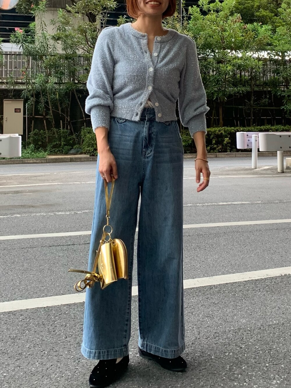 ブルー系のカーディガン/ボレロ、ゴールド系のショルダーバッグ、ブルー系のデニムパンツを着用したレディースの秋コーディネートの2枚目の写真