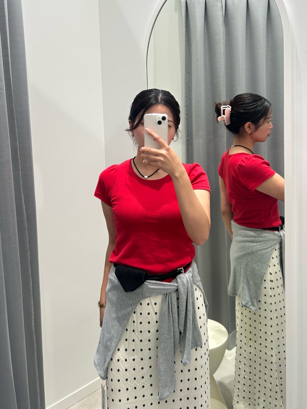 ブルー系のデニムジャケット、レッド系のTシャツ/カットソー、ホワイト系のスカートを着用したレディースの夏コーディネートの4枚目の写真