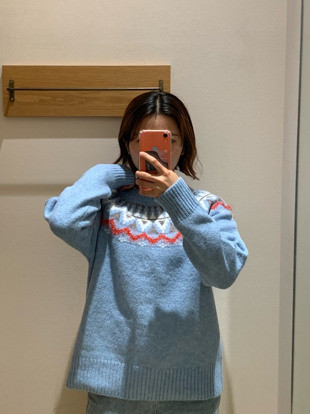 ブルー系のデニムパンツ、ブラック系のブルゾン、ブルー系のニット/セーターを着用したレディースの秋コーディネートの5枚目の写真