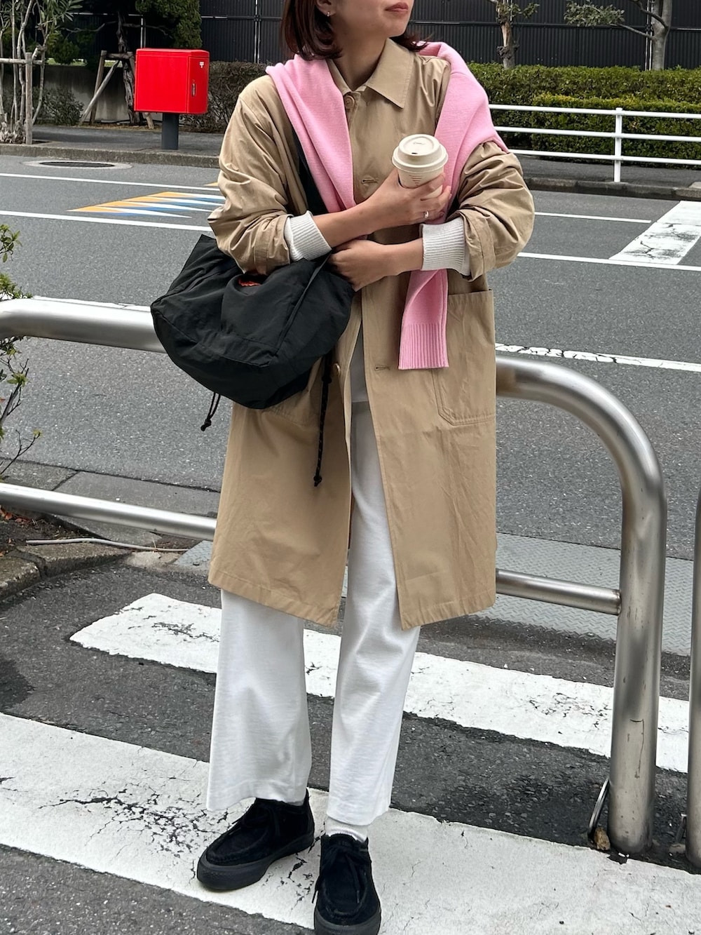 「春のおしゃ見えテクニック、春アウター、ニット、カラーパンツ、ボーダー、春コーデ、トートバッグ、春服みてみて、24SS春の新作、レイヤードスタイル、春服コーデ、ステンカラーコート、ホワイトパンツ、フレンチカジュアル、春コート」｜「GEVACOの【GEVACO/ゲバコ】ウェザーステンカラーコート（ステンカラーコート、ベージュ系）」を使った、そらさん（レディース・160cm）の春コーディネートの2枚目の写真