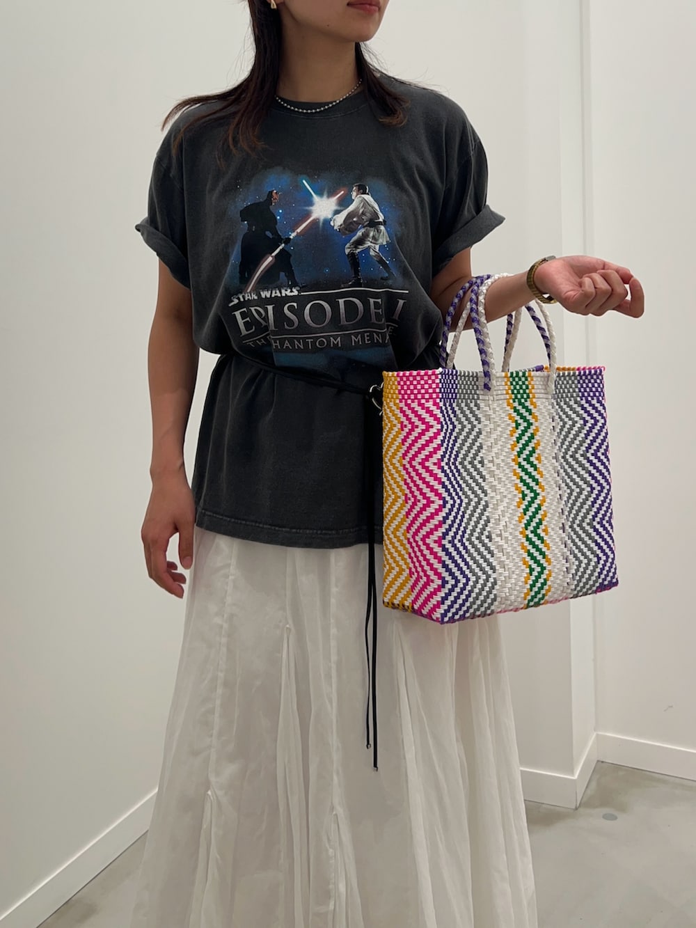 グレー系のTシャツ/カットソー、ホワイト系のスカート、ベージュ系のサンダルを着用したレディースの夏コーディネートの3枚目の写真